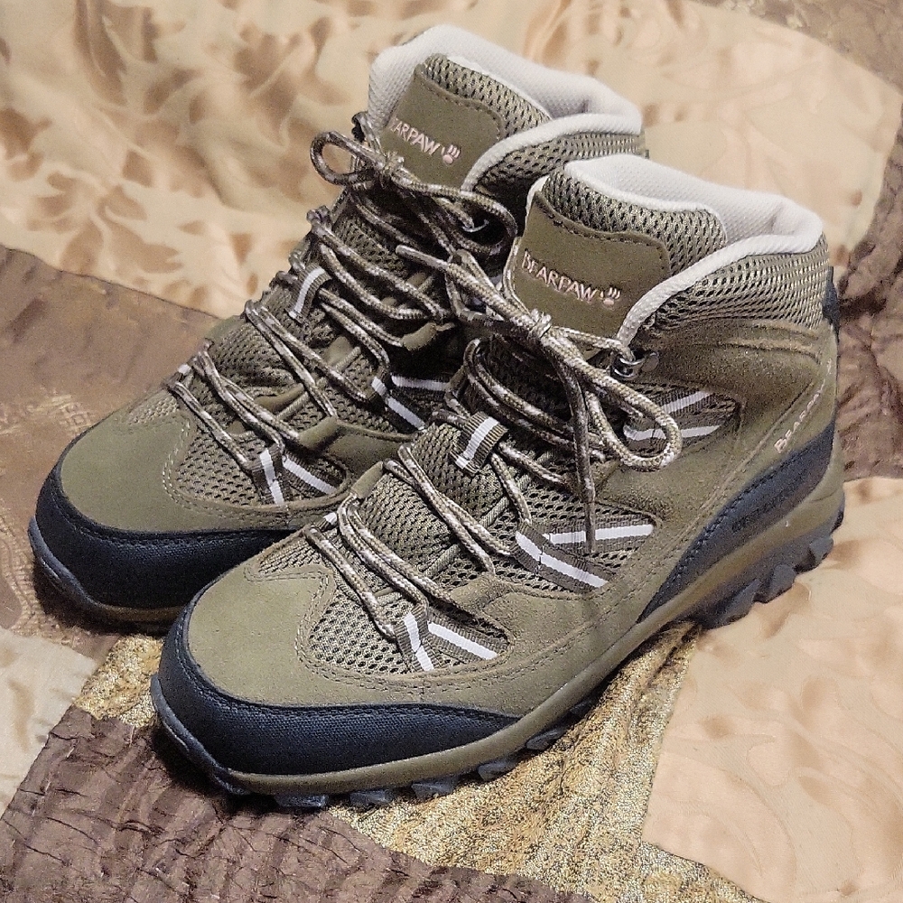 Bearpaw Women's Tallac Hiker/Boot Olive/Black/White WATERPROOF Sz 9